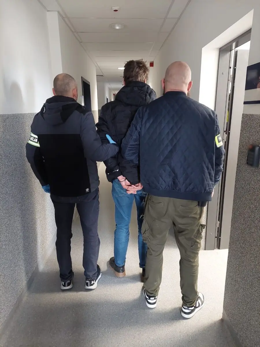 Podejrzany i policjanci