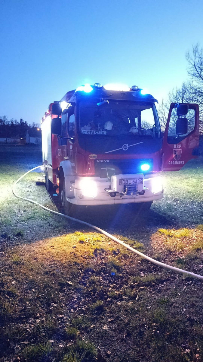 Wieczorna akcja strażaków w Gromadce