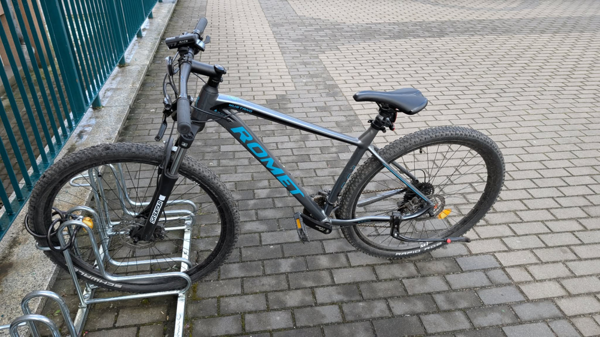 Rower i pozostawione buty