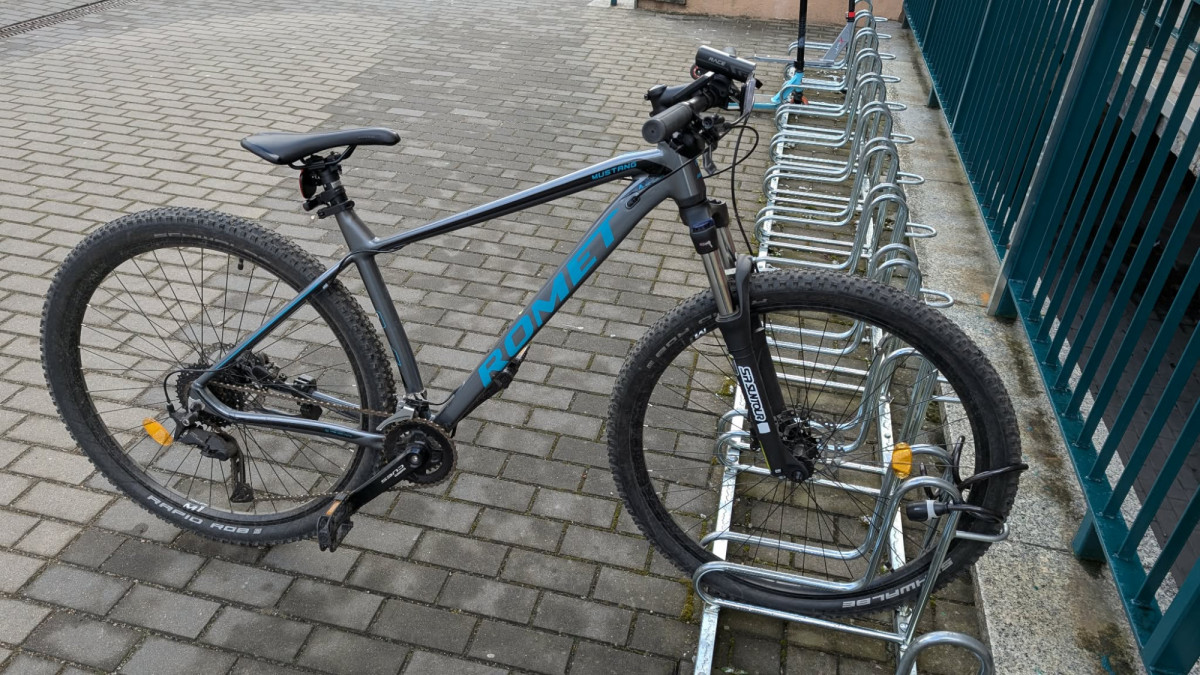 Rower i pozostawione buty