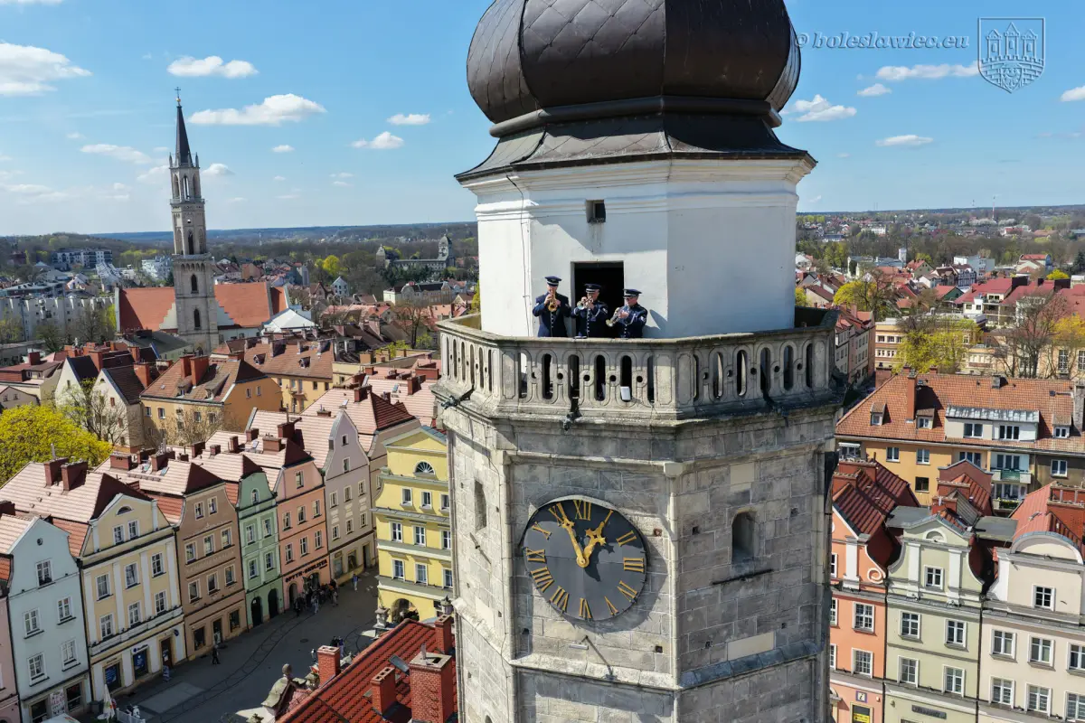Amerykanie na wieży ratusza w Bolesławcu