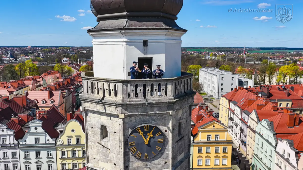 Amerykanie na wieży ratusza w Bolesławcu