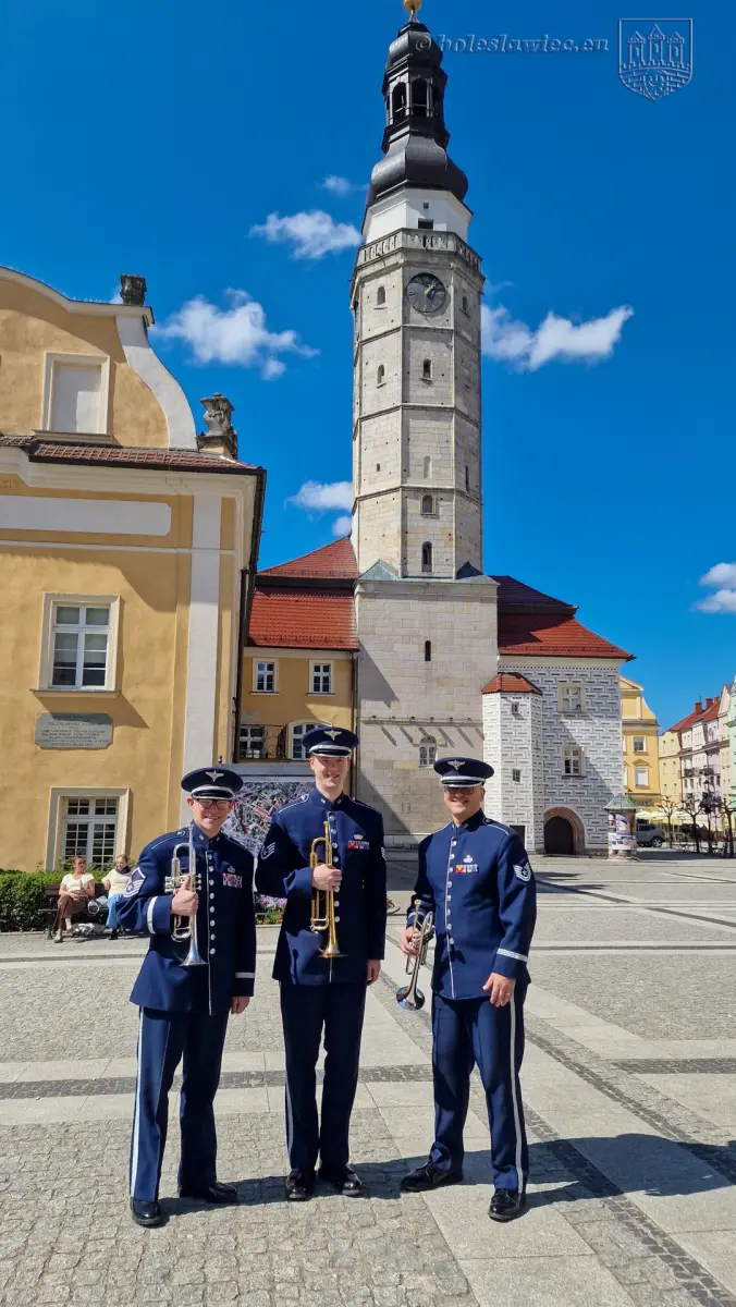 Amerykanie na wieży ratusza w Bolesławcu