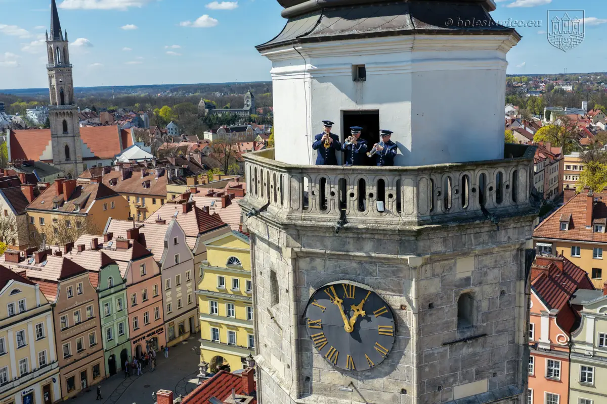 Amerykanie na wieży ratusza w Bolesławcu