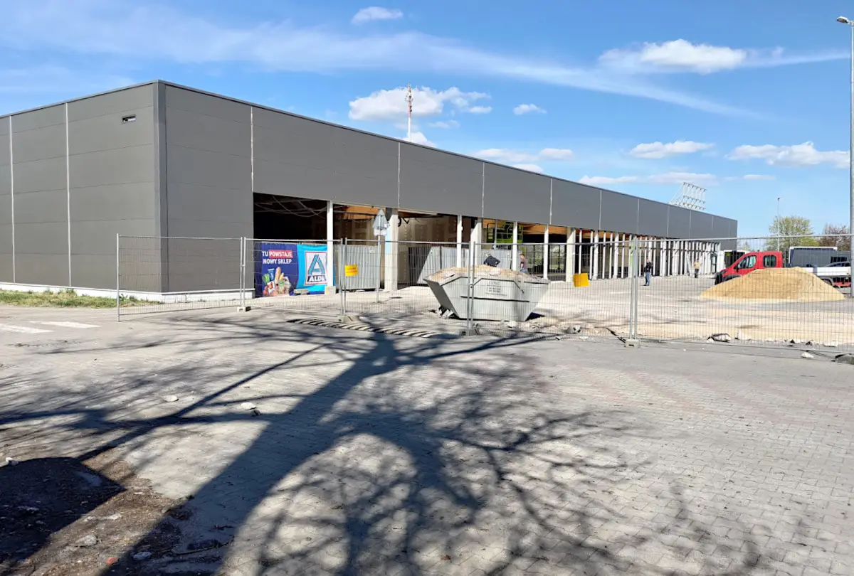 Przebudowa budynku po Tesco nabiera tempa