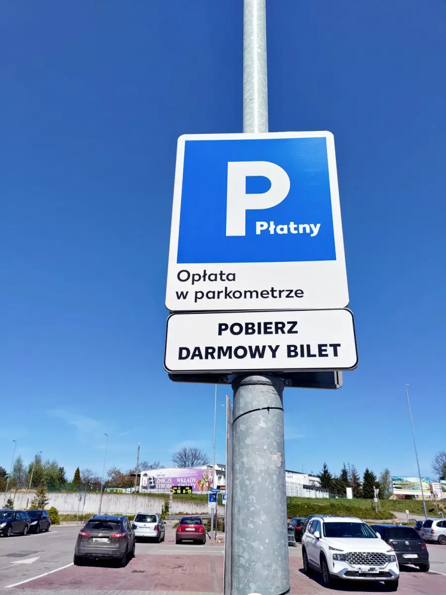 Znak Parkometr przy sklepie Kaufland w Bolesławcu