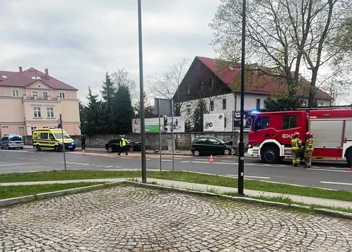 Zderzenie dwóch aut koło budynku sądu
