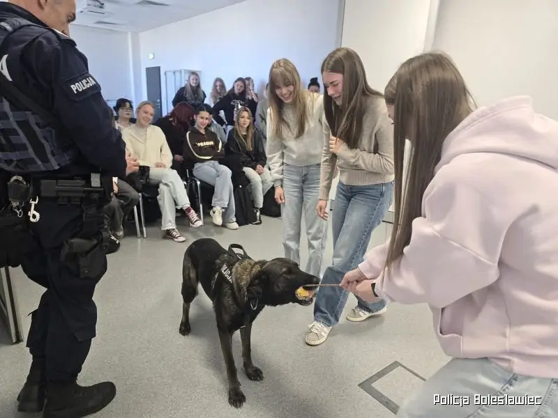 Forma, police officer and ZSTiP students
