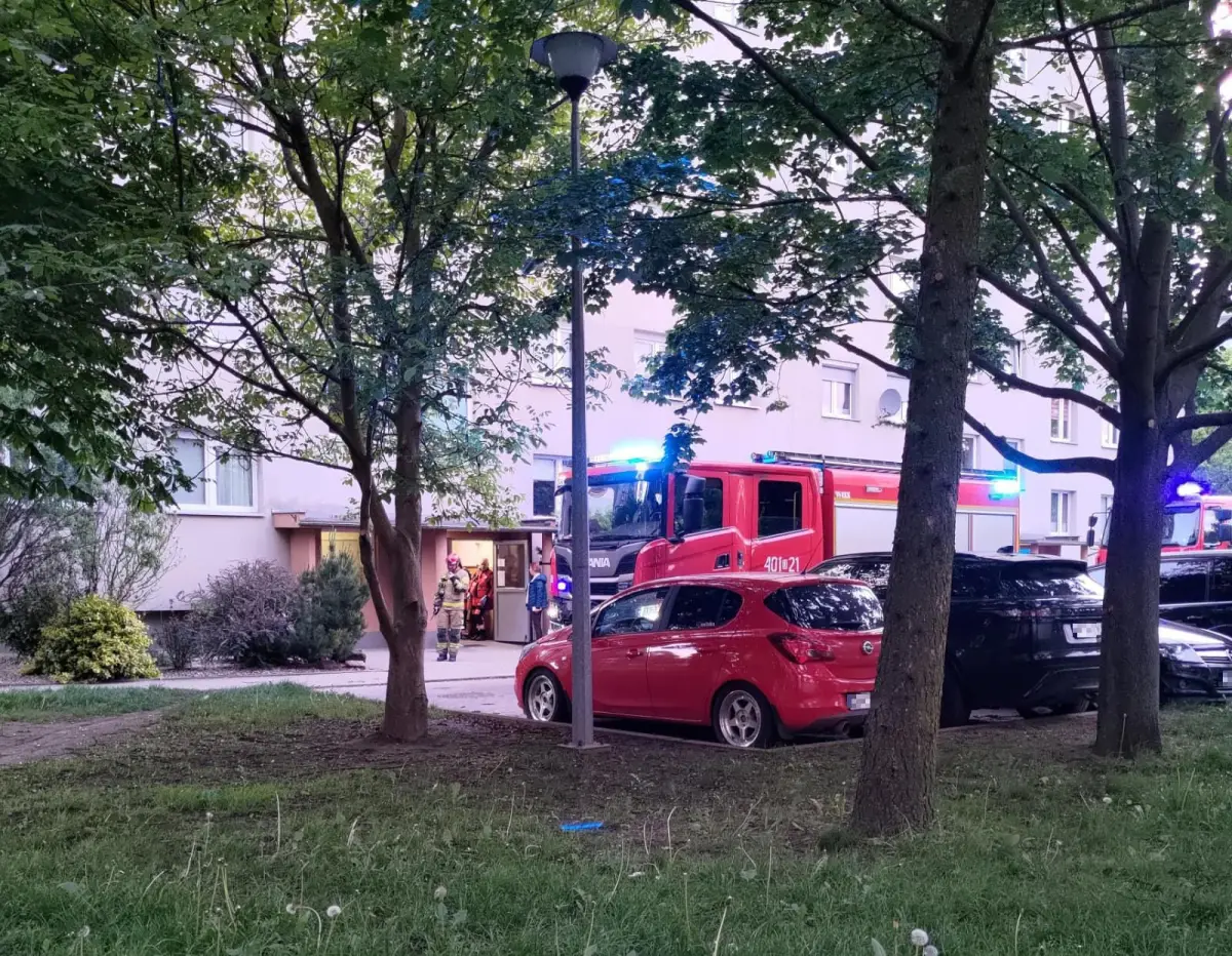 Straż pożarna przed blokiem przy ulicy Staroszkolnej w Bolesławcu