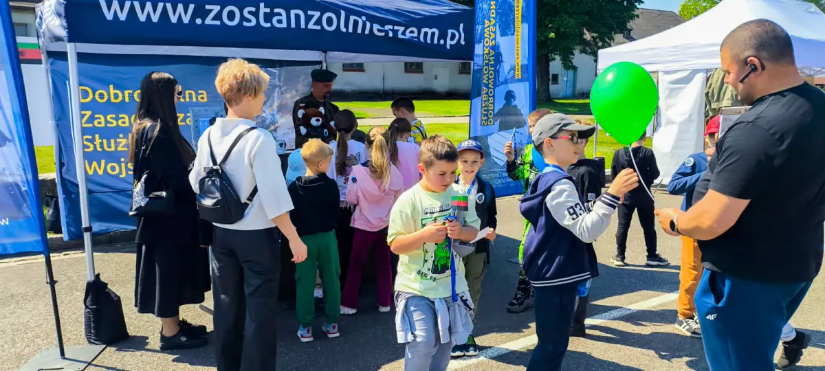 Dzieci w jednostce wojskowej