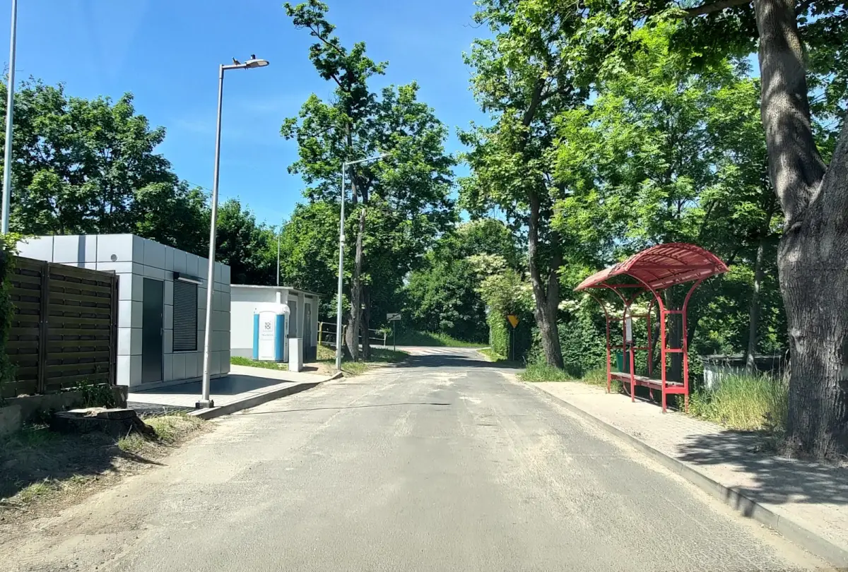 Przystanek i budynek na pętli autobusowej przy ulicy Kosiby