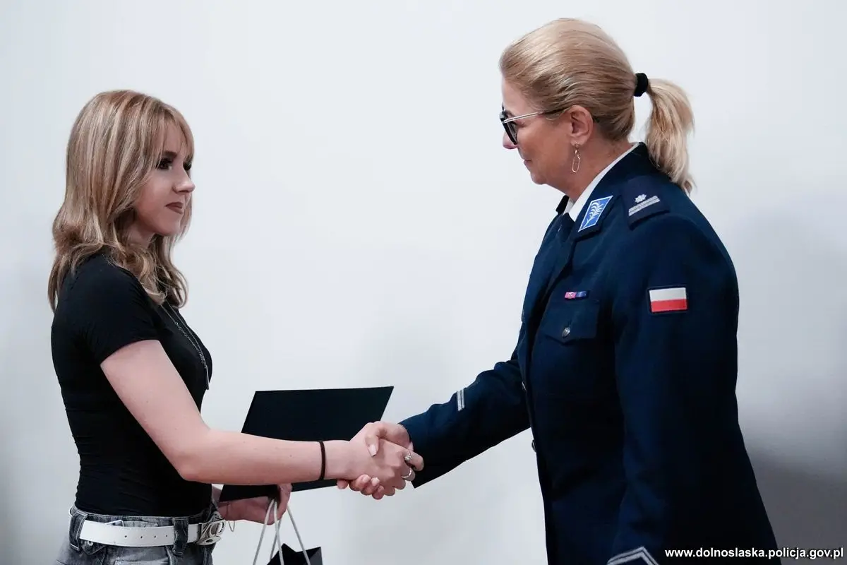 Wręczenie nagród w policyjnym konkursie