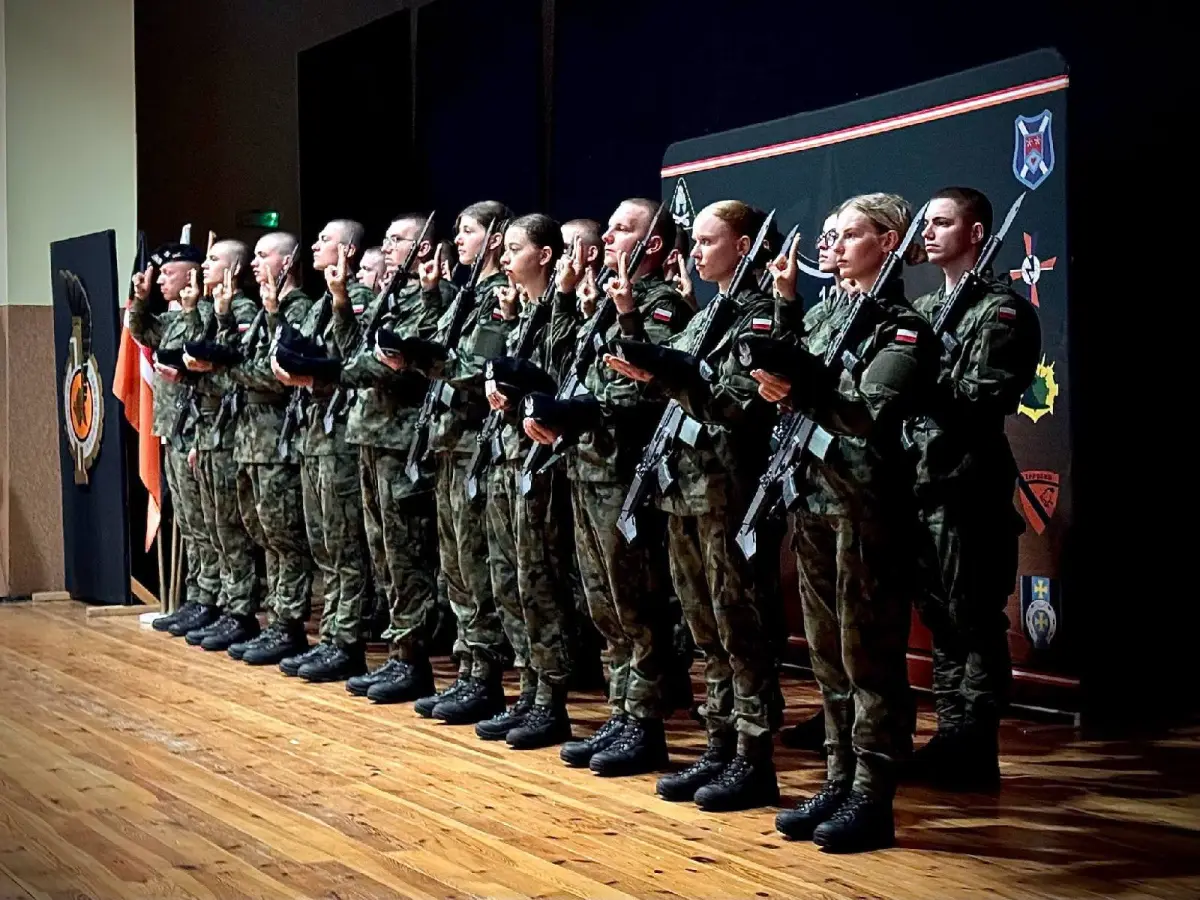 Przysięga wojskowa w 10 Brygadzie Kawalerii Pancernej w Świętoszowie