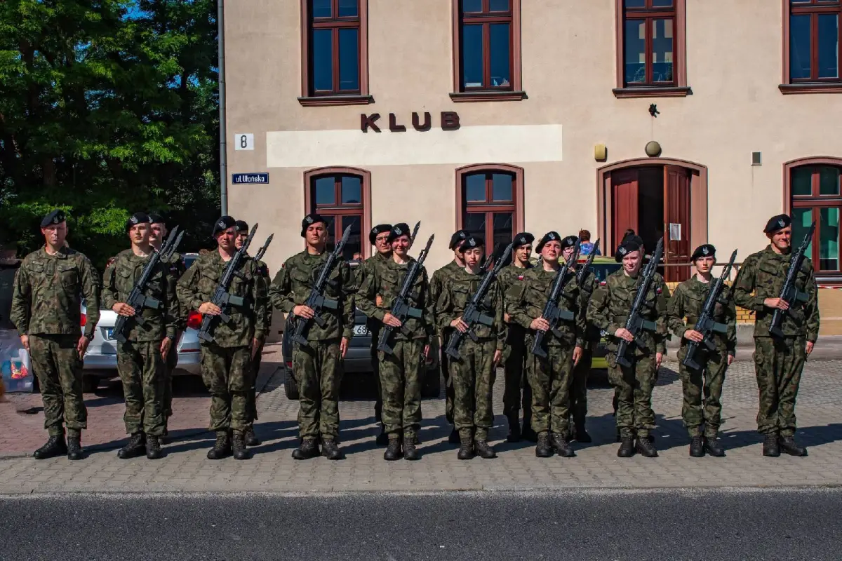Przysięga wojskowa w 10 Brygadzie Kawalerii Pancernej w Świętoszowie