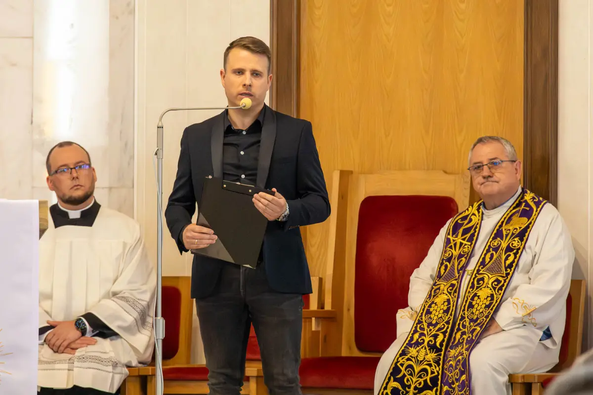 Dawid Sarbak przemawia na pożegnaniu ks. Józefa Gołębiowskiego w parafii Chrystusa Króla w Bolesławcu