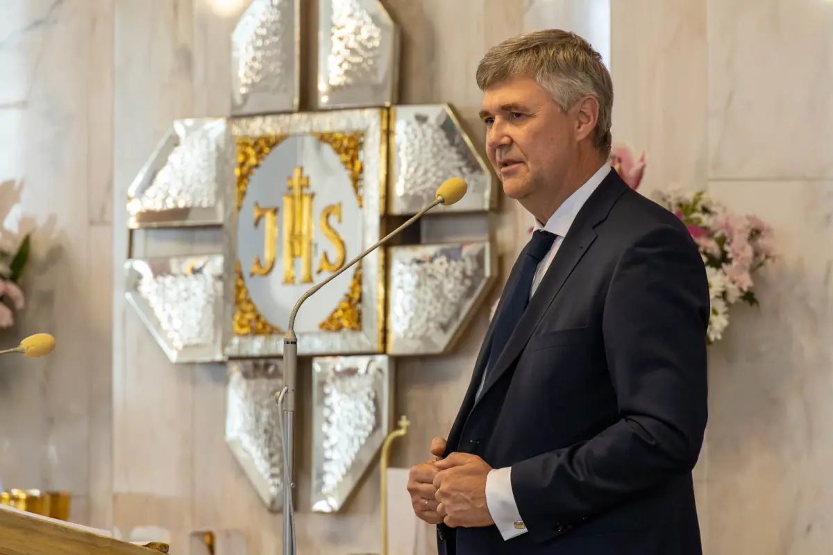 Brat ks. Józefa Gołębiowskiego przemawia podczas pożegnania w parafii Chrystusa Króla w Bolesławcu