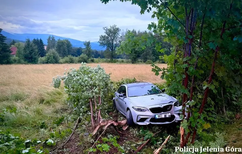 BMW wypadło z drogi w Kowarach