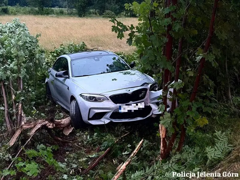 BMW wypadło z drogi w Kowarach