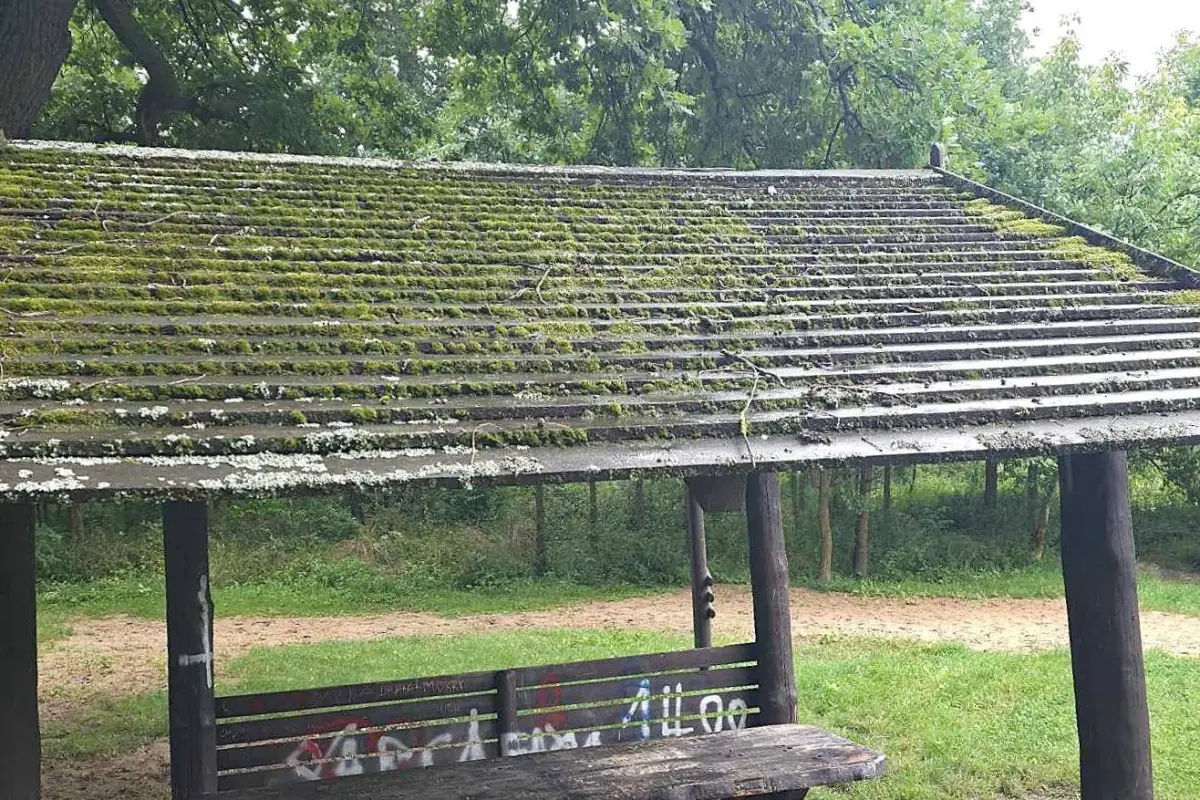 Niszczejąca wiata nad Bobrem