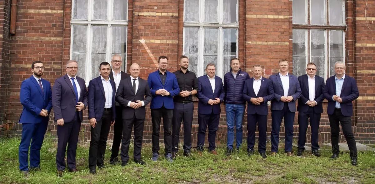Przedstawiciele Polskich Linii Kolejowych, marszałkowie województw dolnośląskiego i lubuskiego, lokalni samorządowcy