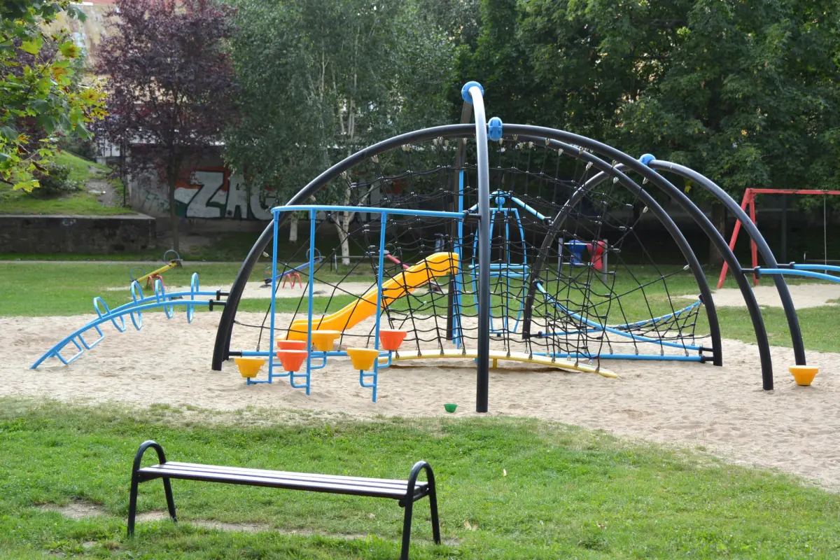 Plac zabaw przy ulicy Łukasiewicza w Bolesławcu