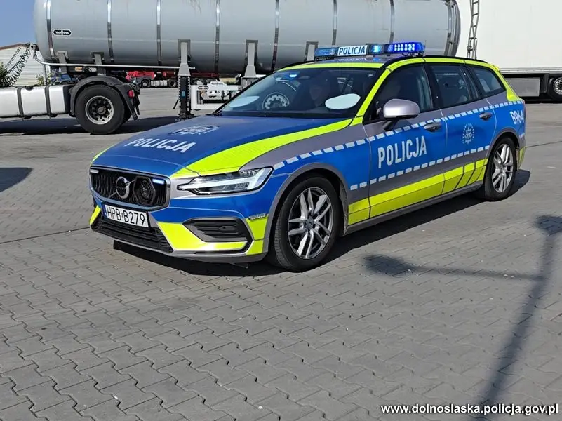 Podejrzany, pieniądze i radiowóz