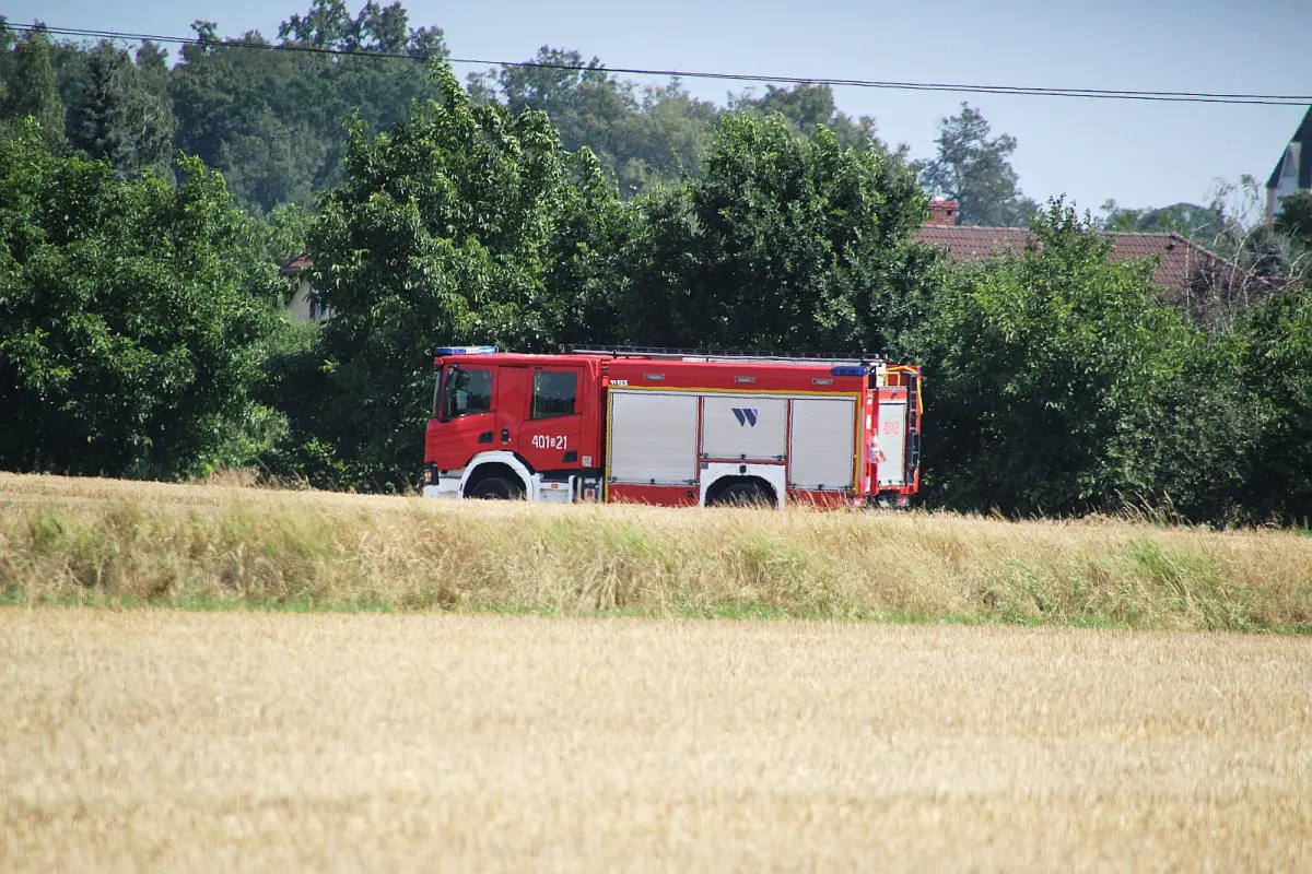 Ciężarówka zahaczyła o linię wysokiego napięcia