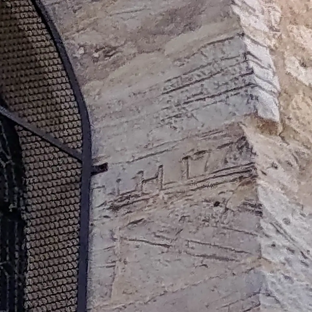 Napis CIH 1776 na murze bazyliki