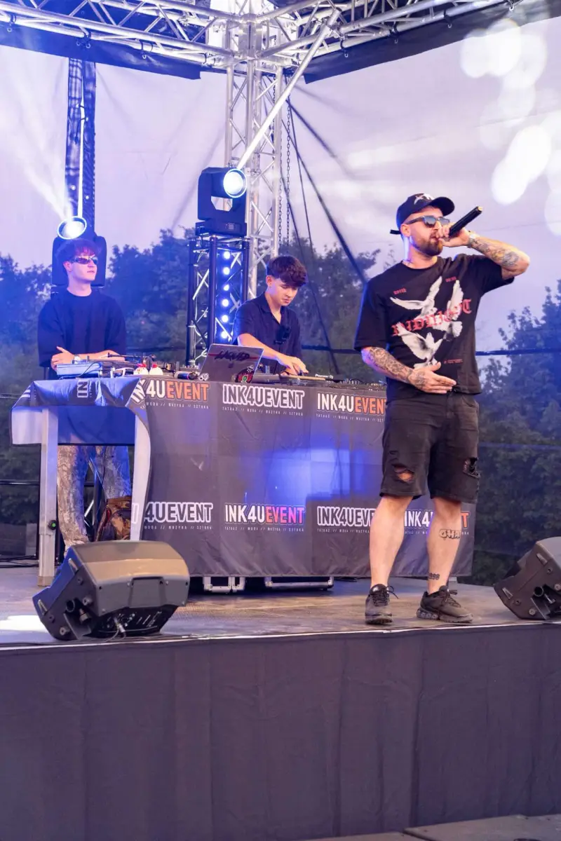 Rosiu na scenie