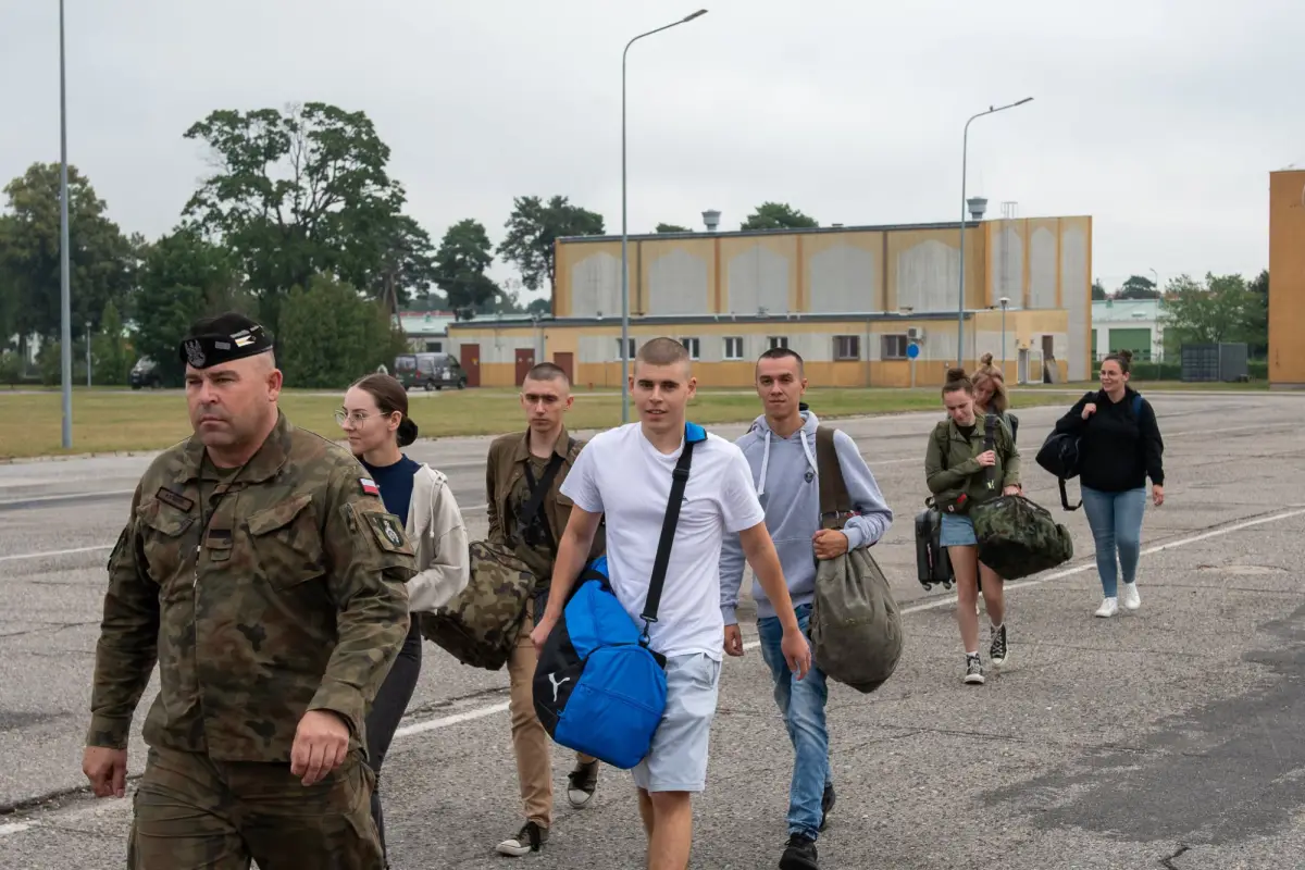 Nowi ochotnicy w 10 Brygadzie Kawalerii Pancernej