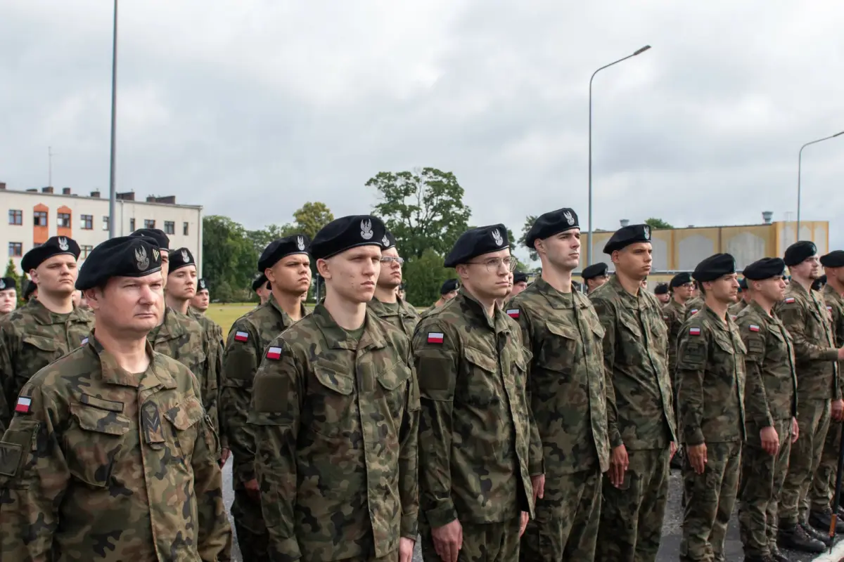 Nowi ochotnicy w 10 Brygadzie Kawalerii Pancernej