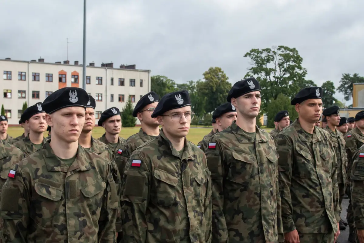Nowi ochotnicy w 10 Brygadzie Kawalerii Pancernej