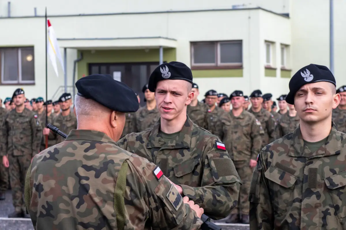 Nowi ochotnicy w 10 Brygadzie Kawalerii Pancernej