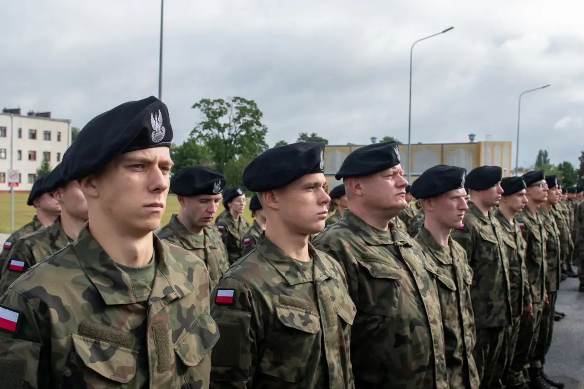 Nowi ochotnicy w 10 Brygadzie Kawalerii Pancernej
