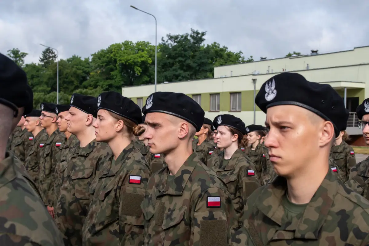 Nowi ochotnicy w 10 Brygadzie Kawalerii Pancernej