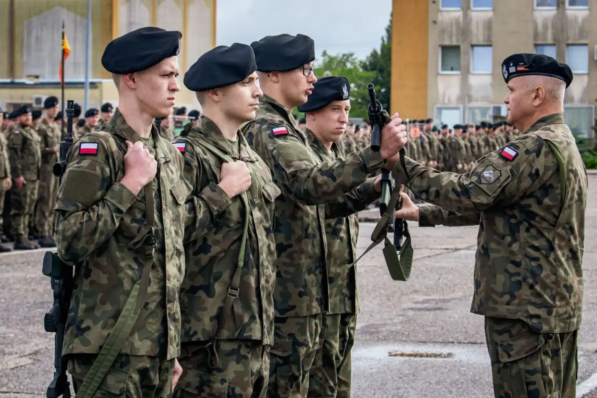 Nowi ochotnicy w 10 Brygadzie Kawalerii Pancernej
