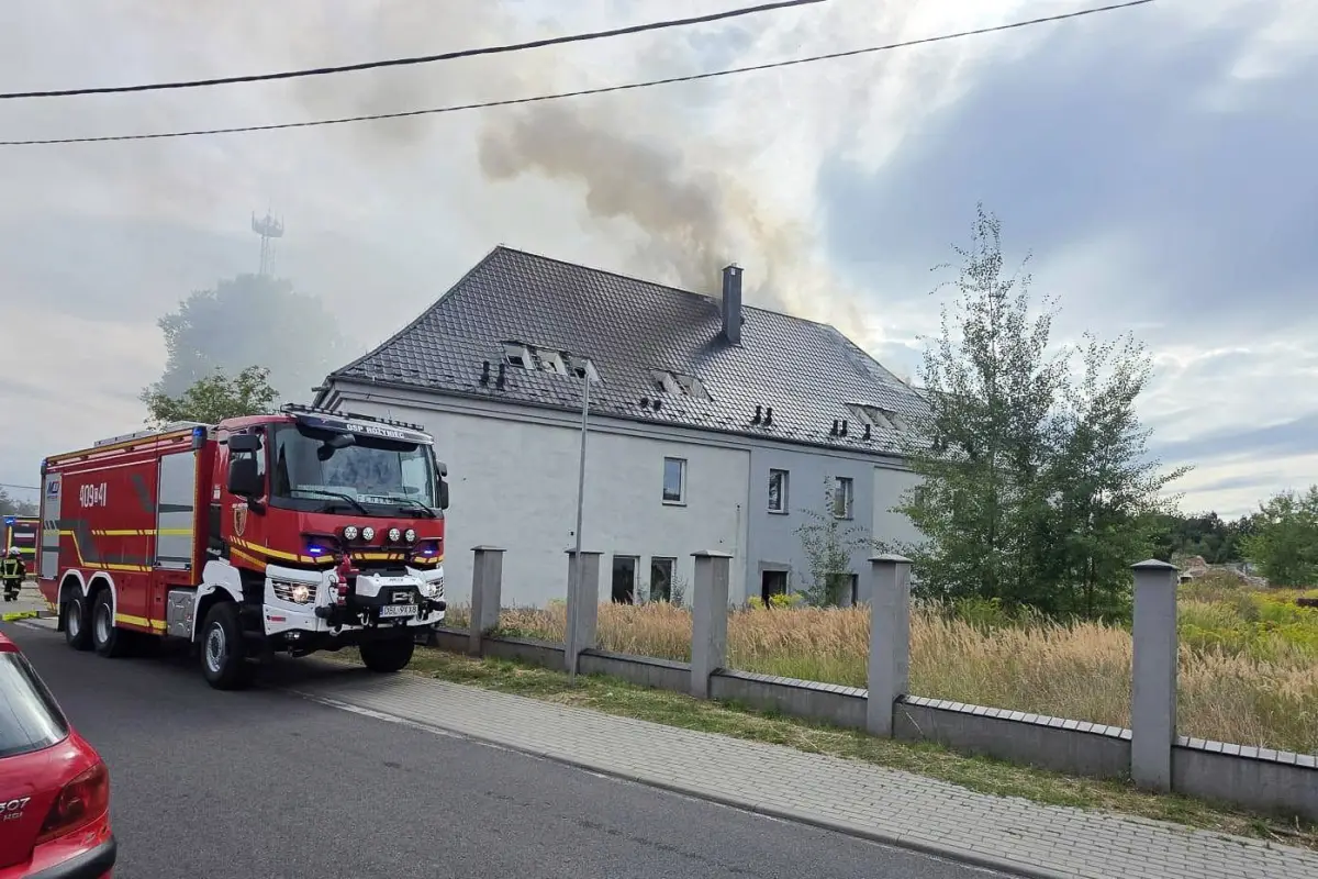 Pożar na terenie byłej odlewni w Gromadce
