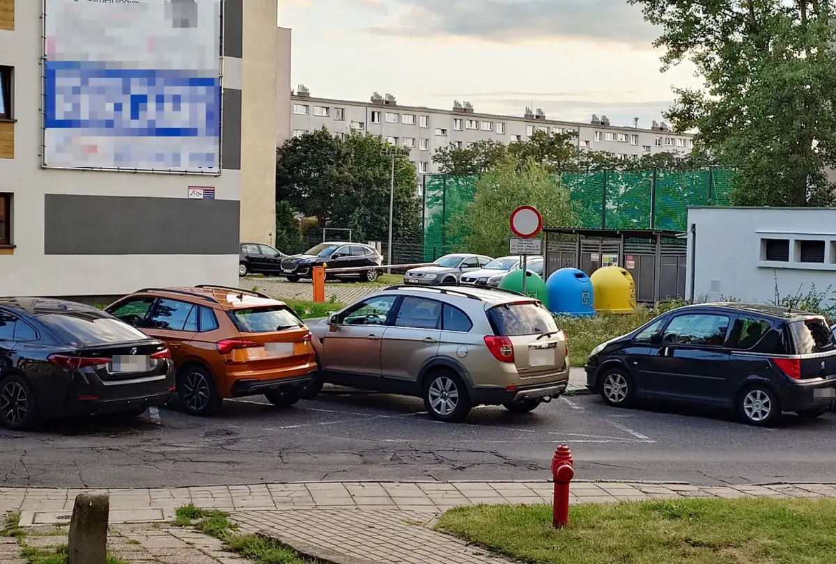 Parkingowy chaos - auto blokuje wjazd na parking