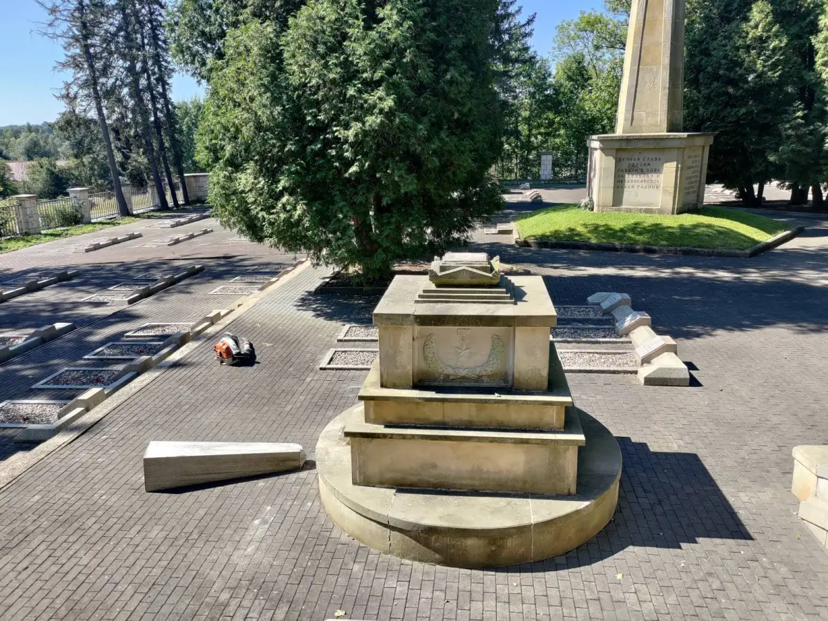 Зруйнували пам’ятник на кладовищі імені Кутузова