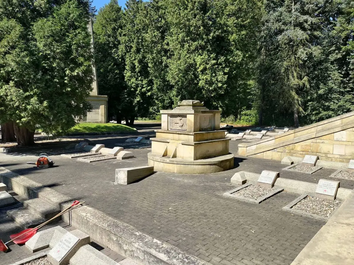 Zdemolowano pomnik na cmentarzu im. Kutuzowa
