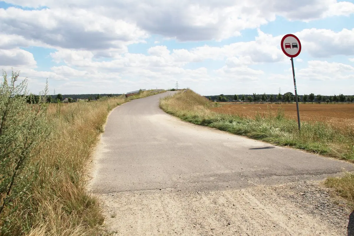 Zapomniany wiadukt. Imprezy, śmieci i graffiti. Czy ktoś w końcu zagospodaruje tę przeprawę?