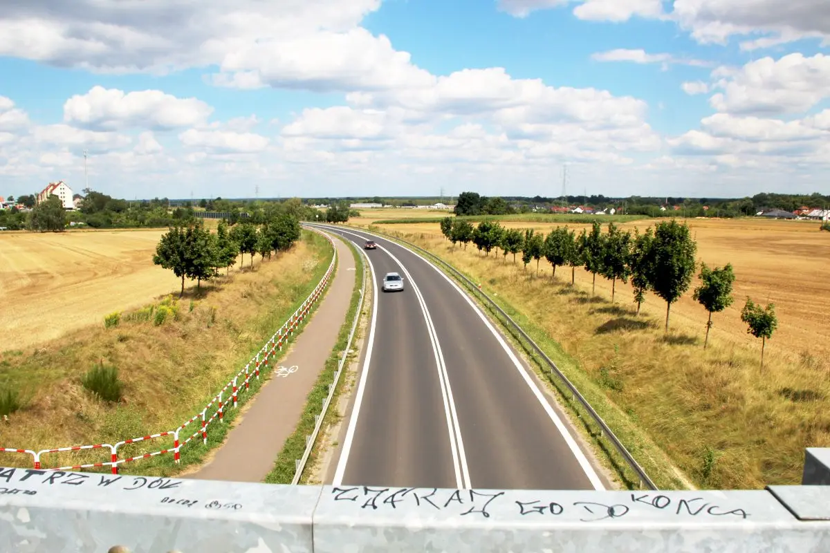 Zapomniany wiadukt. Imprezy, śmieci i graffiti. Czy ktoś w końcu zagospodaruje tę przeprawę?