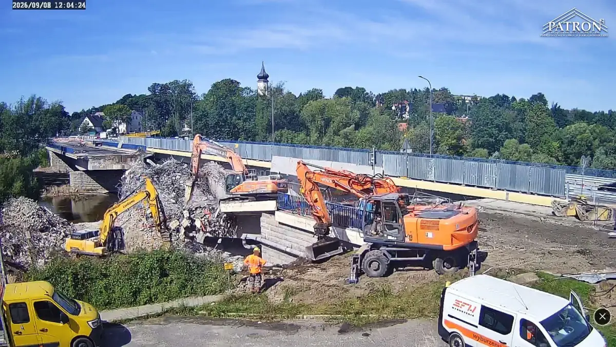Trwa burzenie starego mostu nad Bobrem