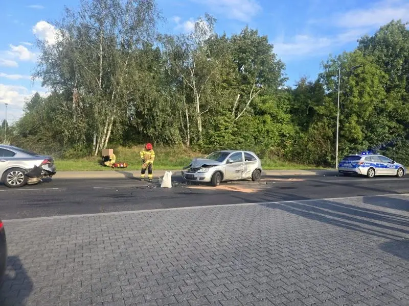 Zderzenie trzech aut. Dwie osoby trafiły do szpitala