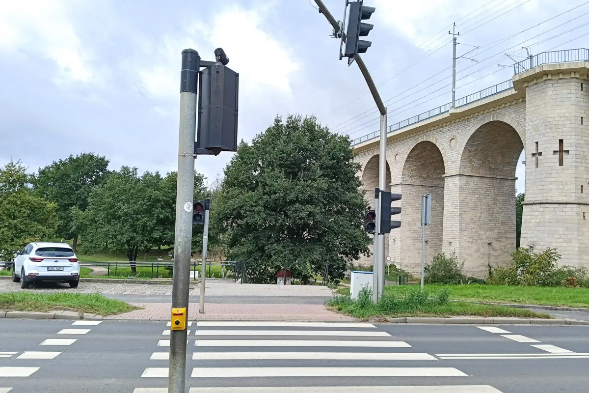 Niedziałająca sygnalizacja przy Wiadukt Plaza