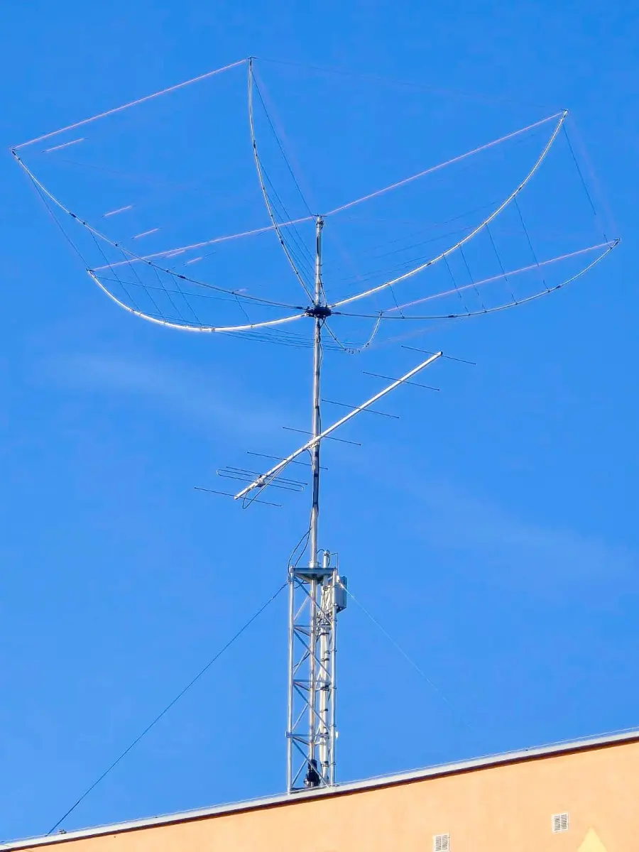 Antena na dachu bloku przy ul. Starzyńskiego w Bolesławcu