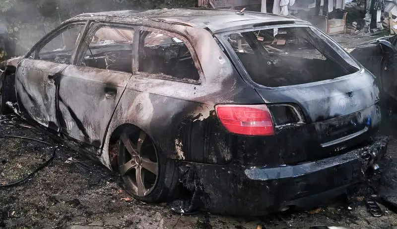 Policjantka i auto po pożarze