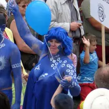 Zobacz zdjęcie: Ulicami miasta w sobotę przeszła miejska parada ceramiczna.  Najpiękniej prezentowały się Zdobinki z Zakładów Ceramicznych „Bolesławiec”