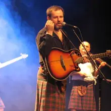 Zobacz zdjęcie: Frontman zespołu Arkadiusz „Kosmo” Wąsik zabawiał publiczność dowcipnymi komentarzami