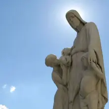 Zobacz zdjęcie: Z Nowego Cmentarza Ewangelickiego (dziś cmentarz komunalny) pochodzi figura „Jezusa przyjaciela dzieci” autorstwa prof. Petera Brauera z 1902 r. Był to dar pruskiego Ministerstwa Wyznań Religijnych dla bolesławieckiego sierocińca. Figura została przeniesiona po wojnie na plac Zamkowy, potem ponownie na cmentarz, a potem znów na plac, gdzie jest do dzisiaj.